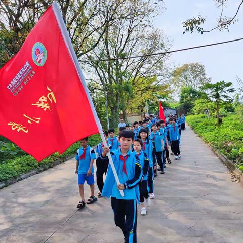 春风荡漾队旗展，抗洪英烈精神扬——向群小学参加“我们的节日    精神的家园”清明主题活动