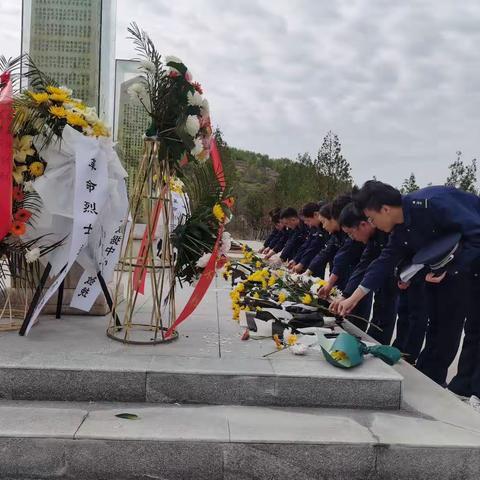 卧龙收费站开展“清明祭英烈 丰碑砥初心”南阳市烈士陵园           扫墓主题活动