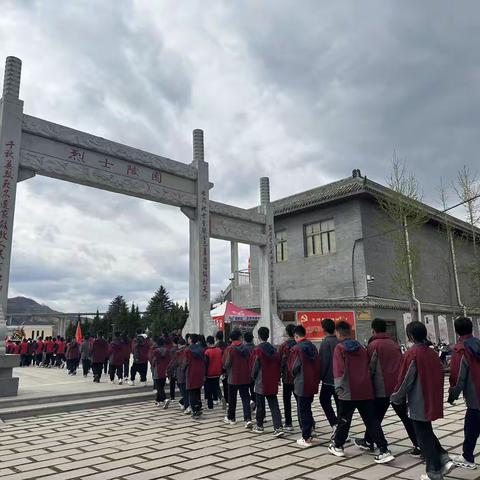 缅怀革命先烈 赓续红色血脉——新时代精英学校清明节祭扫烈士陵园主题活动