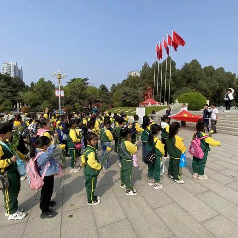 清明节带孩子们去烈士陵园扫墓献花 让孩子们缅怀先烈铭记历史 培养孩子们从小爱祖国爱人民