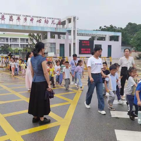 【社区活动】“童心向党，快乐同行”扶绥县昌平乡中心幼儿园中班年级组社区实践活动