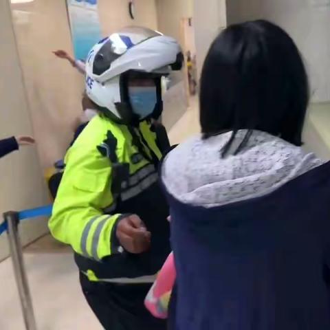 为生命奋力护航 交警救助暖民心