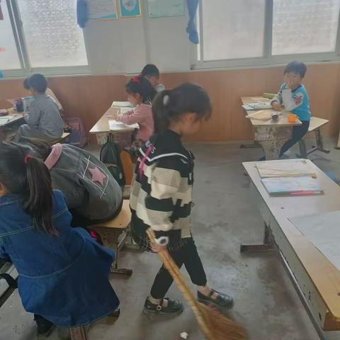 北五陵学校一年级争做雷锋式好少年活动纪实