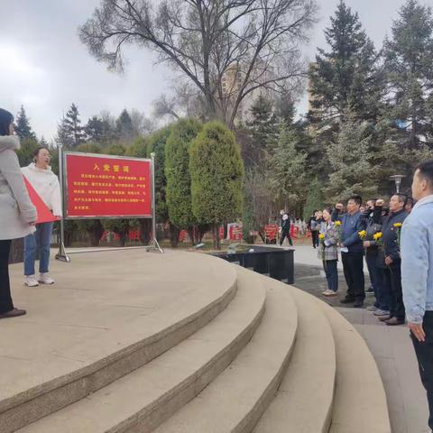 青山埋忠骨雪中祭英魂—省牦牛繁育推广服务中心开展清明节祭扫烈士墓活动