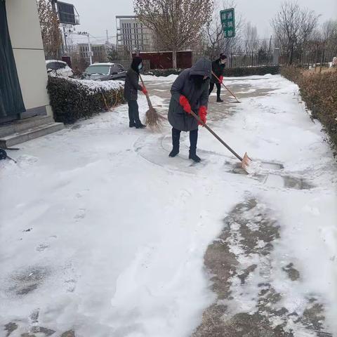 破冰除雪，新庄子收费站人员在行动