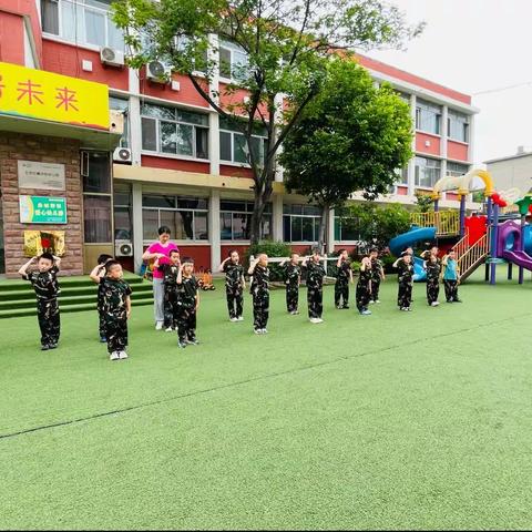 寿光市爱心幼儿园中二班娃娃兵课