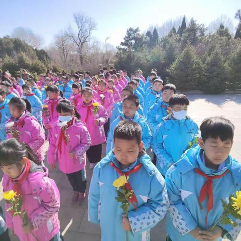 “青山有幸埋忠骨   烈士墓前抚英雄 ”站前小学四年四班参加清明节祭扫活动纪实