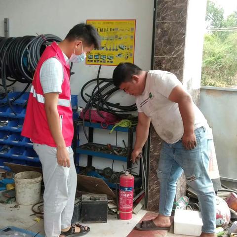 罗带村网格员入户宣传消防安全