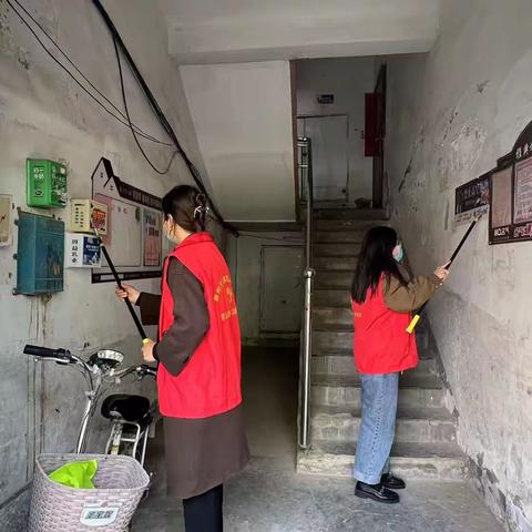 【泉心向党 幸福乐园】乐园社区开展“清理小广告，美化环境”志愿服务活动