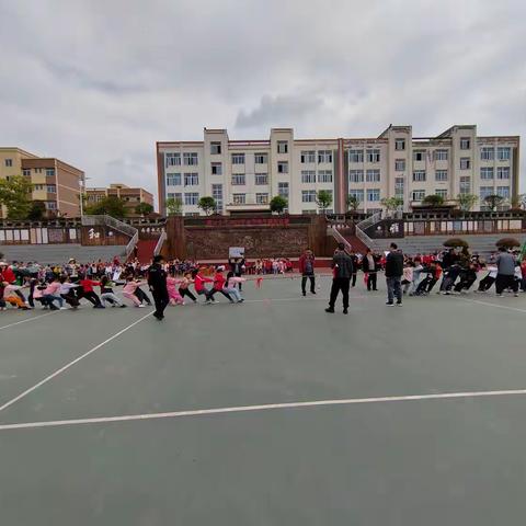 慈云小学：举行2023年春季师生拔河比赛