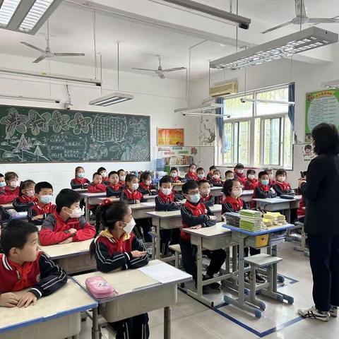 知识讲座进课堂，垃圾分类我践行