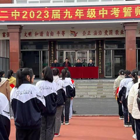 法治宣传进校园    点亮平安成长路