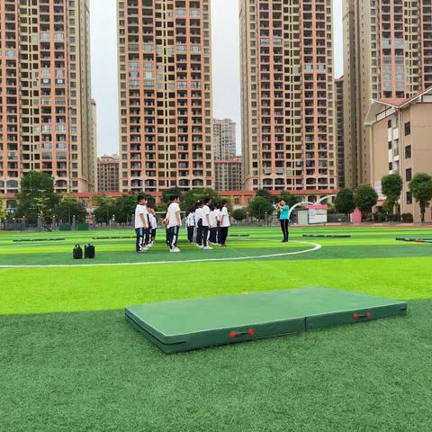 农村小学青年体育教师亮剑城区赛课展英姿