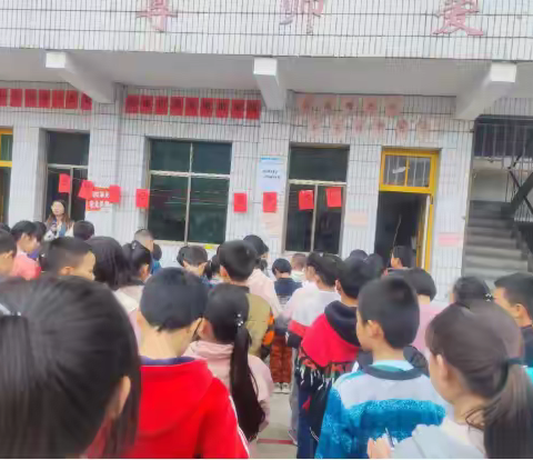 一粥一饭，当思来之不易； 一言一行，感念父母亲恩——记贺家小学“孝敬父母，学会感恩”活动