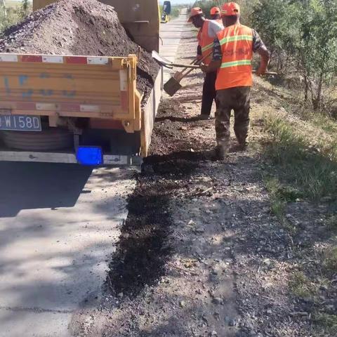 积极整修路肩 做好道路安全保障