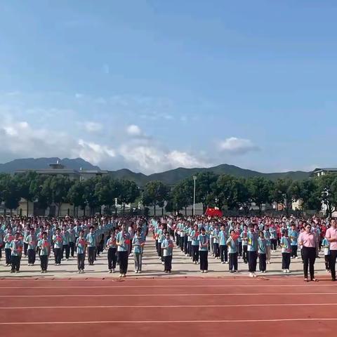 四月芳菲季  传承红色魂——草林中心小学师生同唱红歌《映山红》