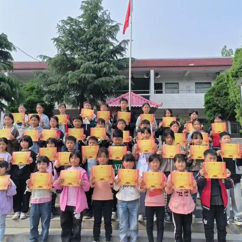 栉风沐雨砥砺行，春华秋实满庭芳——董王庄乡官庄小学期中考试颁奖典礼