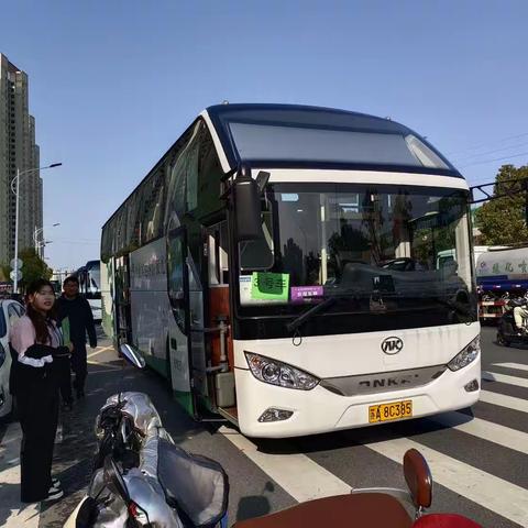 “春暖花开，趣探自然”——小班年级组亲子春游活动