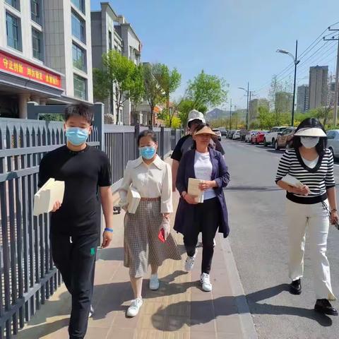 【元宝山街道荣信社区】开展“送书上门”情暖老党员活动