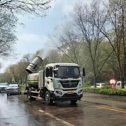 加强道路扬尘治理 推进机械清洗力度