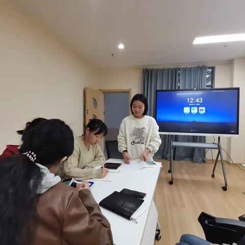 第六幼儿园中大班小组教研——探讨“海报式主题墙”设计及制作