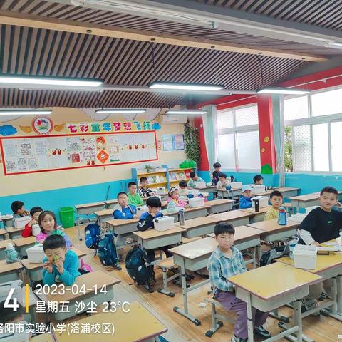 洛浦实验小学机器人搭建社团---《旋转的稻草人》