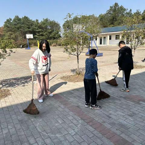 【小手牵大手 洁净我校园】 --大塘教学点每周洁美校园活动