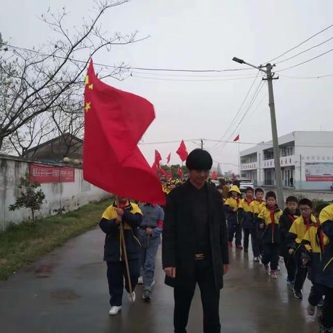 缅怀革命先烈 传承红色基因 陡沟忠台小学开展“清明祭英烈”远足活动