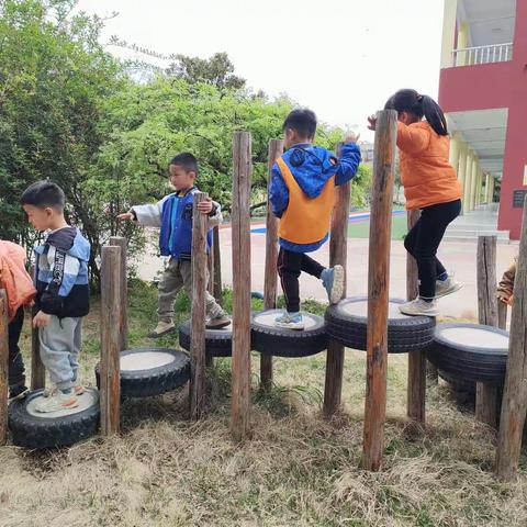 双店镇中心幼儿园中二班“春天在这里”主题一周回顾