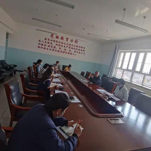 让理想之光照耀奋进之路-乌拉泊村小学学习领会两会精神