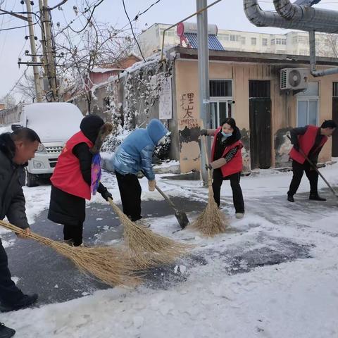 凝心聚力速除积雪，全心全意服务居民——胜利二巷社区积极开展清扫积雪行动