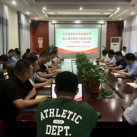 党建引领促发展 恳谈沟通谱新篇——县委常委李松到曹县第二初级中学上党课暨教育教学座谈会