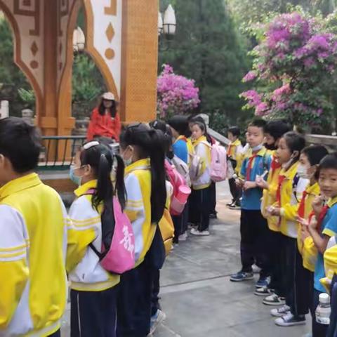 ［课程育人］“大手拉小手，一起奔向和春天的约会”——芒市第四小学三年级1班春游活动