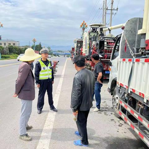 风雨中奋战坚守的公路人