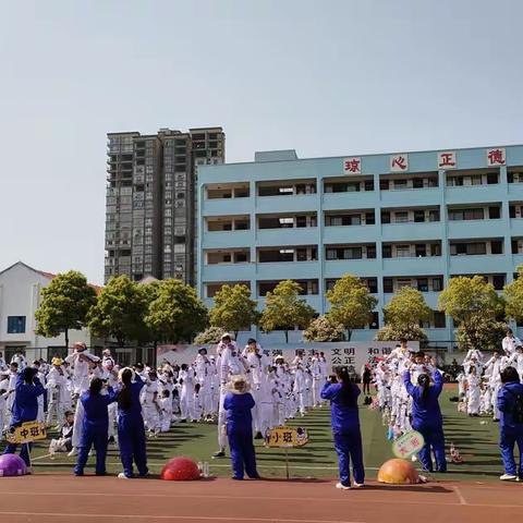 小宇宙幼儿园大班《太空畅游》