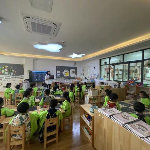 十二幼绘画班《画草莓🍓》本节课通过欣赏草莓的图片，作为主题素材我们将精彩有趣的图片带入课堂中
