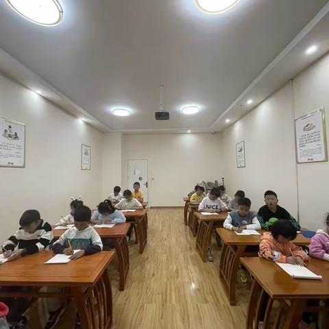 童谣周天书法二班基础笔画，垂露竖，悬针竖，右点例字：下～干～人～下
