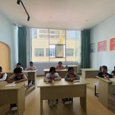 童谣周六书法一班基础笔画：斜撇，正捺。例字：人～木