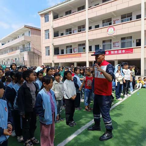 “雄鹰救援进校园，安全预防暖人心”霞峰小学开展防溺水安全教育系列主题活动