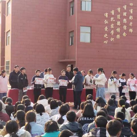 总结分析明方向 笃学勇追促提升——南彰镇第一初级中学四月月考表彰总结大会