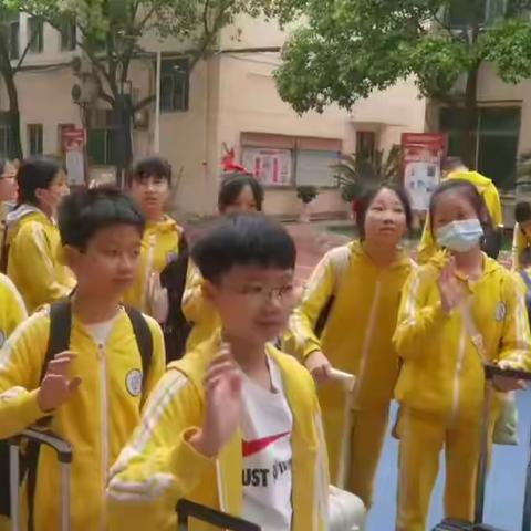 向快乐出发，与欢乐并行。