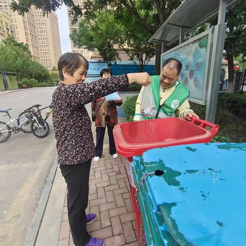 祥泰新河湾花园5月份第一周有害垃圾分类宣传