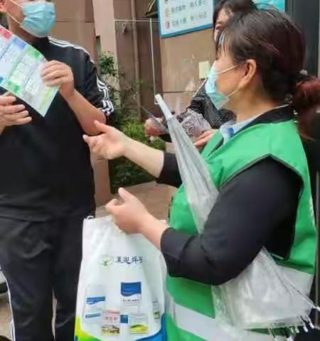 祥泰新河湾花园垃圾分类入户宣传