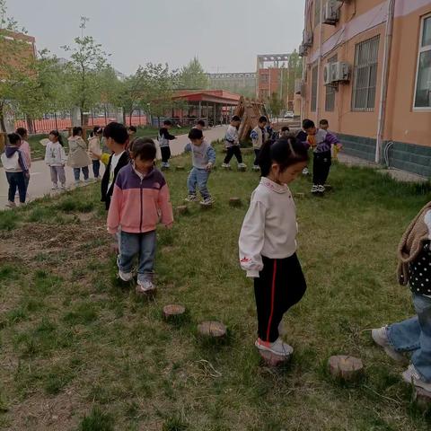 广平一幼大二班户外活动《梅花桩》