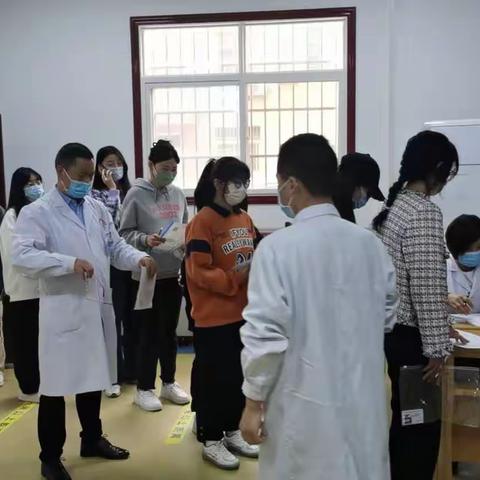 建立绿色通道，方便快捷办理教师健康证