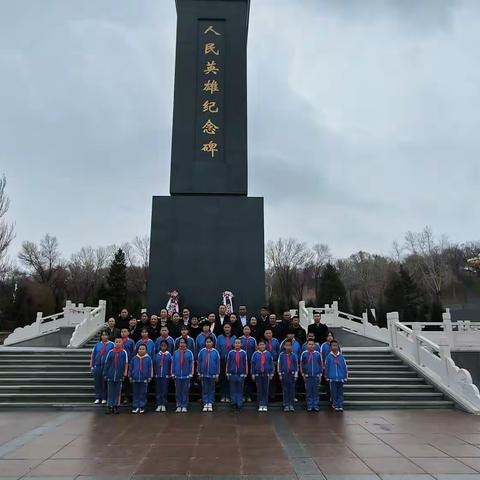 乌鲁木齐县托里中学开展“陵园祭英烈，丹青受熏陶”阳光少年研学活动