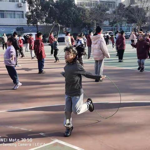 【南马路小学】师生共庆元旦 “绳”采舞动飞扬