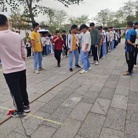 “绳”采飞扬                          ---记初三年级拔河比赛