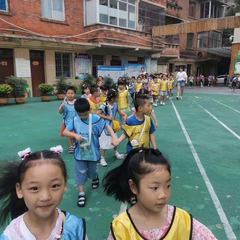 “走进小学  扬帆起航”六建幼儿园毕业季活动—参观黔灵小学