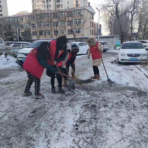 冬日暖人心，扫雪我先行